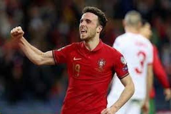 Selebrasi Diogo Jota usai mencetak gol di laga Portugal vs Turki, play-off Kualifikasi Piala Dunia 2022 (foto: AP/ bola.net) 