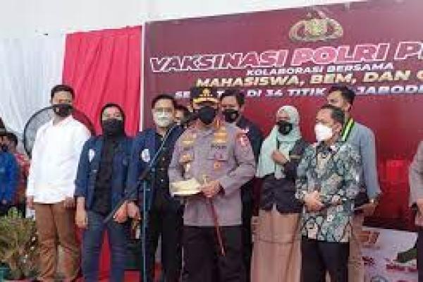 Program Vaksinasi Polri Targetkan Satu Juta Tervaksin Hari Ini 