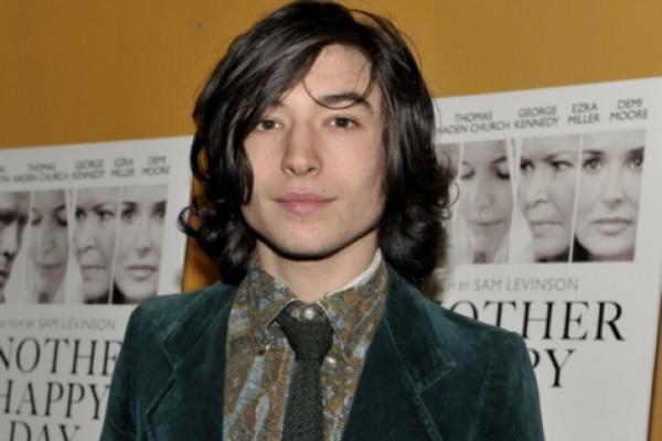 Melakukan Pelecehan di Bar, Bintang The Flash Ezra Miller Ditangkap Polisi Hawaii