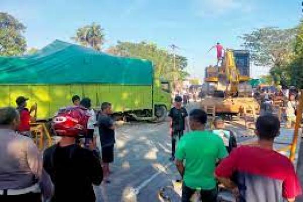 Truk Terseret Kereta Api Sejauh 50 Meter di Padang