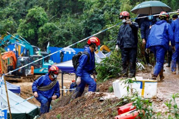 China: Kotak Hitam Pesawat yang Jatuh Kondisinya Rusak Parah