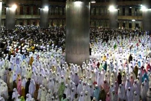 Ilustrasi - sholat berjamaah di Masjid Istiqlal (Foto: Ist)  
