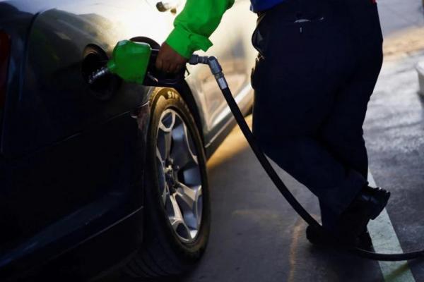 Ilustrasi - orang sedang isi bensin kendaraan mobil (Foto: Reuters) 