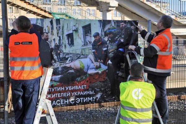Stasiun Vilnius Tampilkan Gambar Perang di Hadapan Kereta Moskow-Kaliningrad