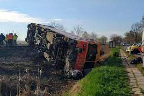 Kereta Tabrakan dengan Minibus di Hungaria, Beberapa Tewas