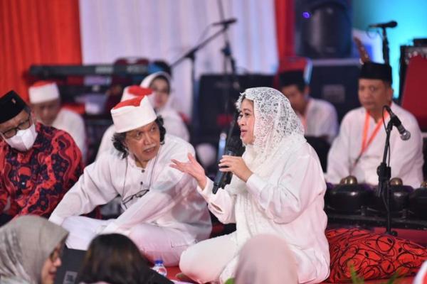 Di Acara Sinau Bareng, Cak Nun Minta Ketua DPR Jaga Indonesia