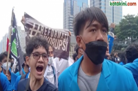 Ribuan Mahasiswa Demo: Mahasiswa Taklukan Pagar MPR DPR