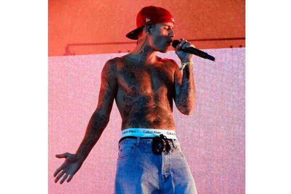 Beri Kejutan di Panggung Coachella 2022, Justin Bieber Tampil Bertelanjang Dada