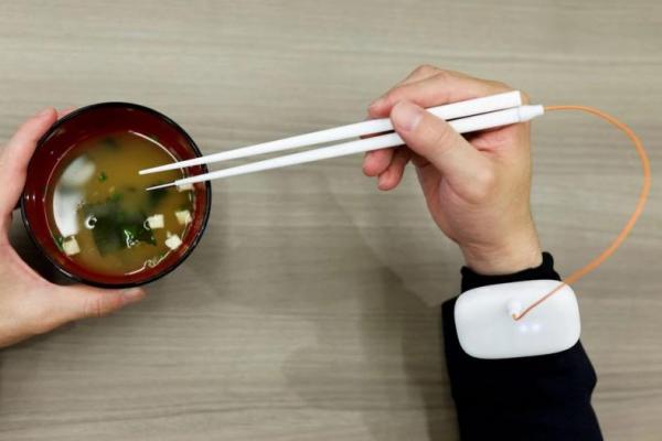 Peneliti Jepang Kembangkan Sumpit Listrik Penambah Rasa Asin