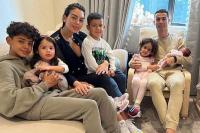 Cristiano Ronaldo Unggah Foto Keluarga Pertama dengan Bayi Perempuannya yang Baru Lahir