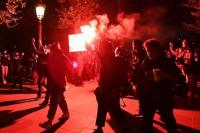 Polisi Prancis Tembaki Pengunjuk Rasa Setelah Macron Terpilih Kembali