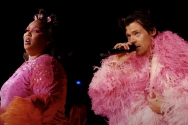 Coachella 2022, Tampil dengan Mantel Bulu Warna Pink, Harry Styles dan Lizzo Bawakan I Will Survive