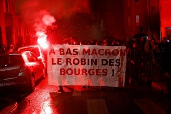 Macron Menang, Pengunjuk Rasa Bentrok Dengan Polisi 