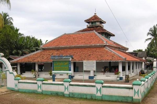 Masjid Tua Al Khusaeni Peninggalan Murid Syekh Nawawi Al-Bantani yang Mendunia 