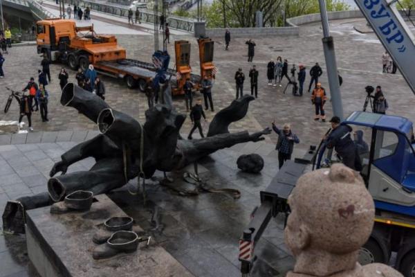 Monumen Persahabatan Rusia-Ukraina Era Soviet Dirobohkan