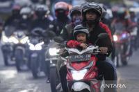 Pemudik dengan mengendarai sepeda motor melintas di kawasan jalur Pantura (Foto: ANTARA FOTO/M Risyal Hidayat/aww.)