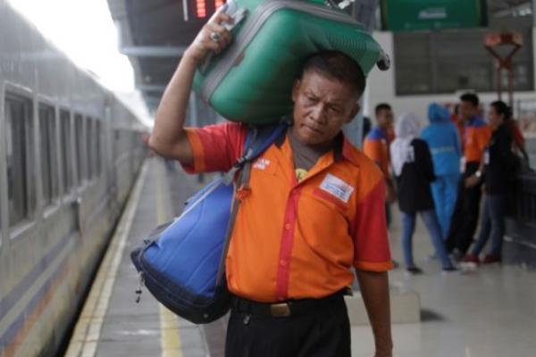 Mudik Diizinkan Lagi Membawa Berkah Untuk Porter Stasiun