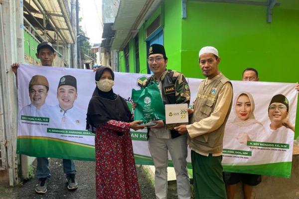 Momentum Ramadan, AMK Bagikan Sembako Bagi Kaum Janda