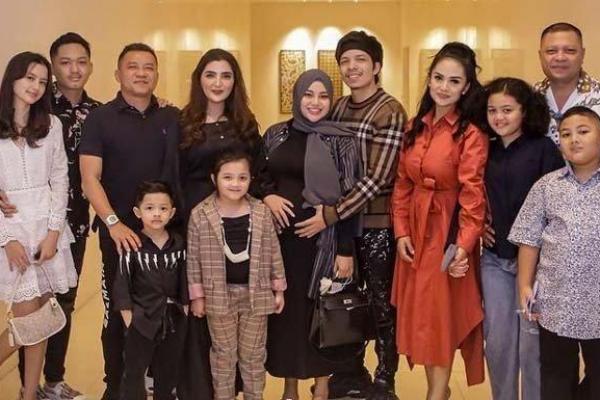 Keluarga Anang-Ashanty dan Krisdayanti Lebaran di Singapura