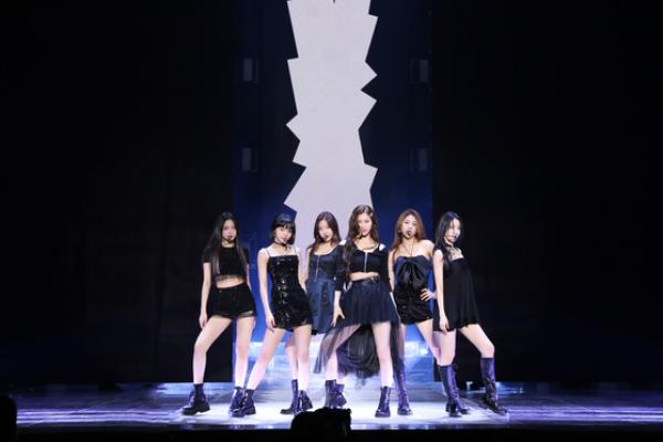 Album Debut Le Sserafim Puncaki Chart Album iTunes