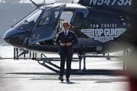 Hadiri Premiere Film Top Gun: Maverick, Tom Cruise Menerbangkan Sendiri Helikopternya