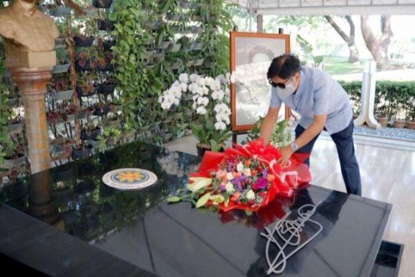 Dianggap Drama, Marcos Kunjungi Makam Ayahnya Usai Menang Pilpres