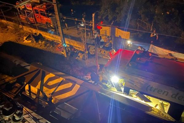 Masinis Tewas dan Puluhan Terluka dalam Kecelakaan Kereta Dekat Barcelona