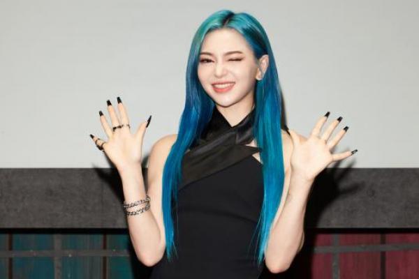 Lagu "Wonderland" Alexa Sukses Masuk Pop Airplay Billboard