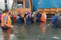 Ribuan Pekerja Selamatkan Diri Akibat Banjir Rob di Semarang