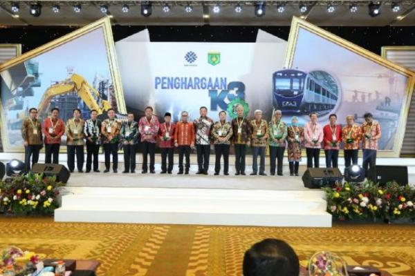 15 Gubernur Menerima Penghargaan Pembina K3 Terbaik dari Menaker 
