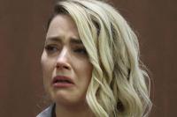 Amber Heard Menangis Begitu Pesan Teks Johnny Depp Dibacakan di Pengadilan