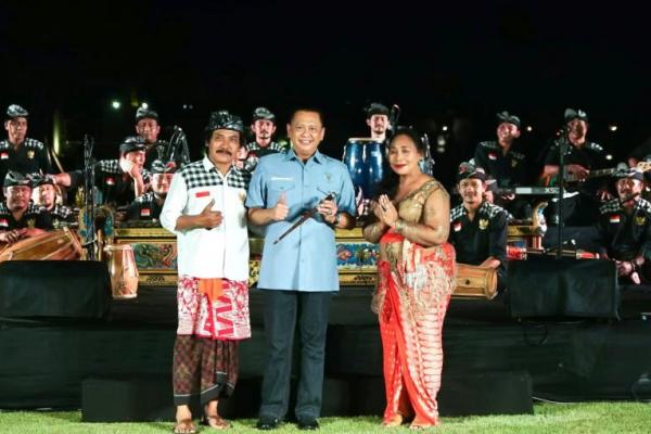 Bamsoet Fasilitasi Pagelaran Seni Gung Alit di Black Stone Beach, Bali
