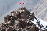 Pendaki Kirgistan Singkirkan Bendera Ukraina dari Puncak Gunung Putin