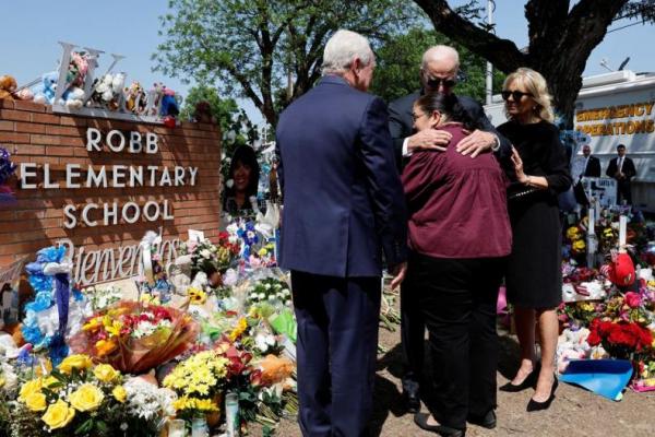 Kunjungi Korban Penembakan Texas, Biden Dituntut Mengambil Tindakan