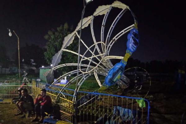 Wahana Permainan "Ontang-Anting" Ambruk di Pasar Malam Semarang 