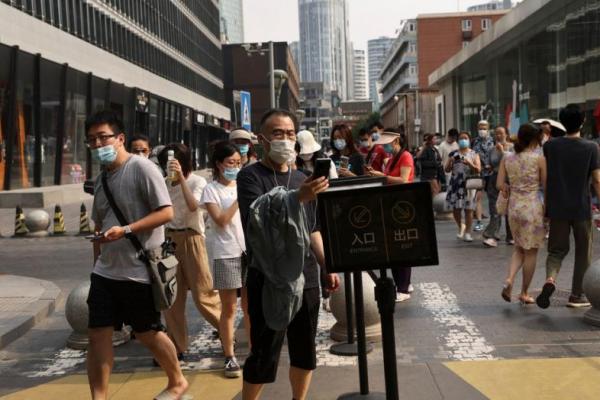 Kurangi Pembatasan Covid, Beijing Mulai Izinkan Makan di Restoran
