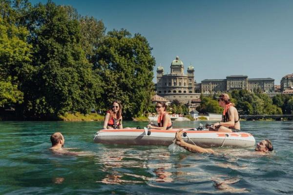 Turis sedang berenang dan mendayung di Sungai Aare, Bern, Swiss (FOTO: BERN.COM) 