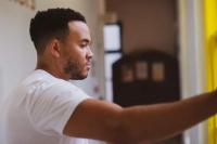 Chad Price Persembahkan Harmoni dari Vokal yang Menenangkan Melalui "Broken Open"