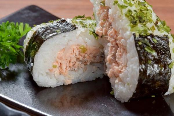 Onigiri Nasi Kepal Khas Jepang, Makanan Kegemaran Wanita di Istana Kaisar