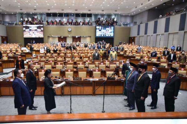 Rapat Paripurna Lantik Empat Anggota PAW DPR RI