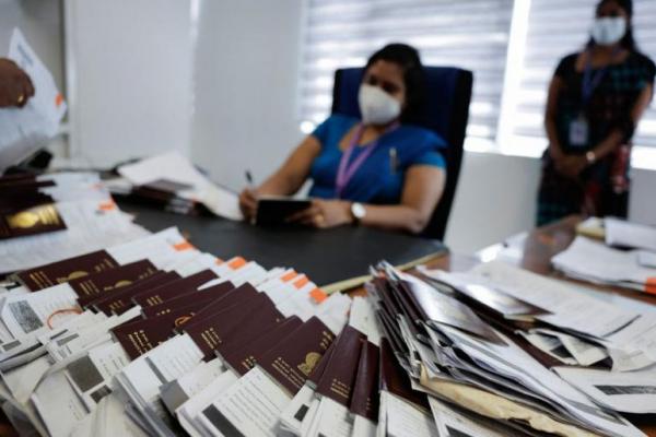 Dihajar Krisis, Warga Sri Lanka Urus Paspor Cari Kehidupan Baru