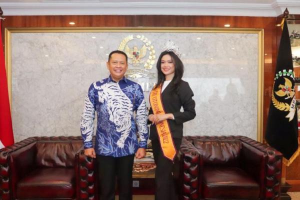 Bamsoet Berikan Hadiah Sepeda Motor Listrik Juara 1 Puteri Otonomi Indonesia