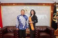 Bamsoet Berikan Hadiah Sepeda Motor Listrik Juara 1 Puteri Otonomi Indonesia