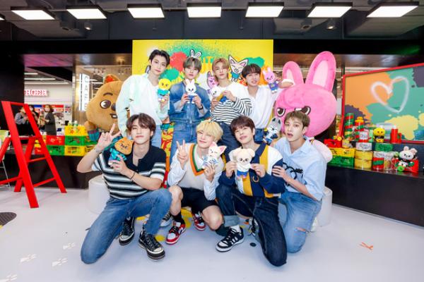 JYP Entertainment Ungkap Sebanyak 21.000 Orang Lebih Kunjungi Toko Pop-Up Stray Kids