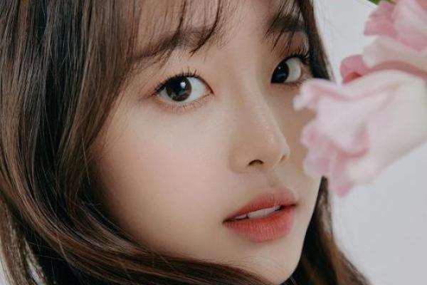 Kim Ji-woo Bantah Rumor Dirinya Pindah Agensi