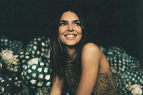 Putus dari Devin Booker, Kendall Jenner Unggah Foto Berjemur Tanpa Busana