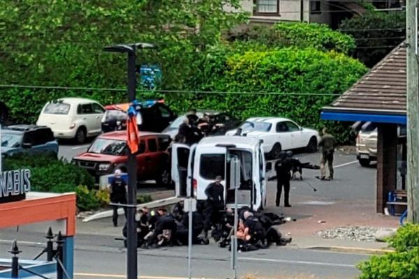 Baku Tembak di Bank Kanada, Dua Tewas, Enam Petugas Terluka