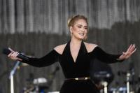 Hibur Penggemarnya di Las Vegas, Adele Berdandan ala Gotik untuk Halloween
