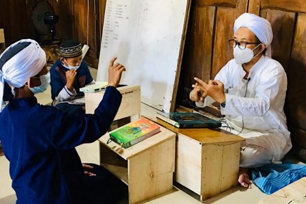 Pelajar mengaji dengan bahasa isyarat di pesantrean Darul Ashom (Foto: diy.kemenag.go.id) 