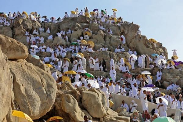 Para peziarah dari seluruh dunia berkumpul di gunung Arafah pada puncak haji (Foto: AFP) 